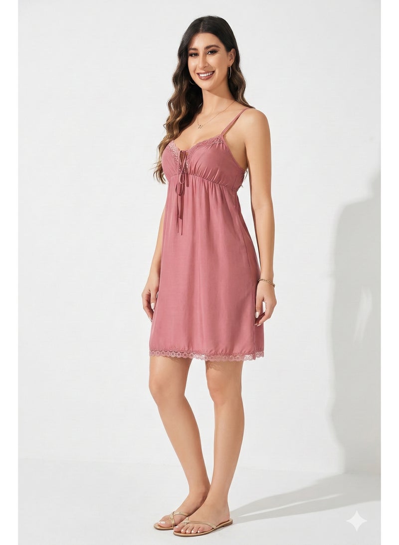 ورد فستان نوم نسائي من ورد باللون الوردي، بحمالات رفيعة (سباغيتي) وحواف دانتيل، كيميز بخصر إمباير مع ربطة أمامية. - Image 4