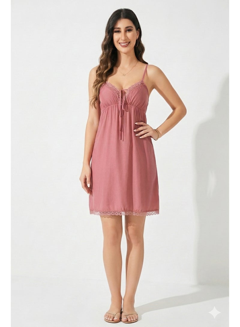 ورد فستان نوم نسائي من ورد باللون الوردي، بحمالات رفيعة (سباغيتي) وحواف دانتيل، كيميز بخصر إمباير مع ربطة أمامية. - Image 1