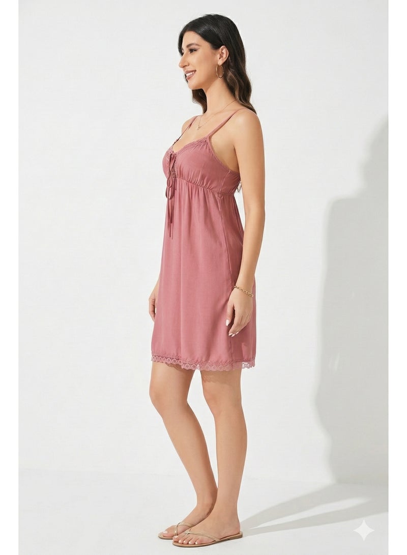 ورد فستان نوم نسائي من ورد باللون الوردي، بحمالات رفيعة (سباغيتي) وحواف دانتيل، كيميز بخصر إمباير مع ربطة أمامية. - Image 3