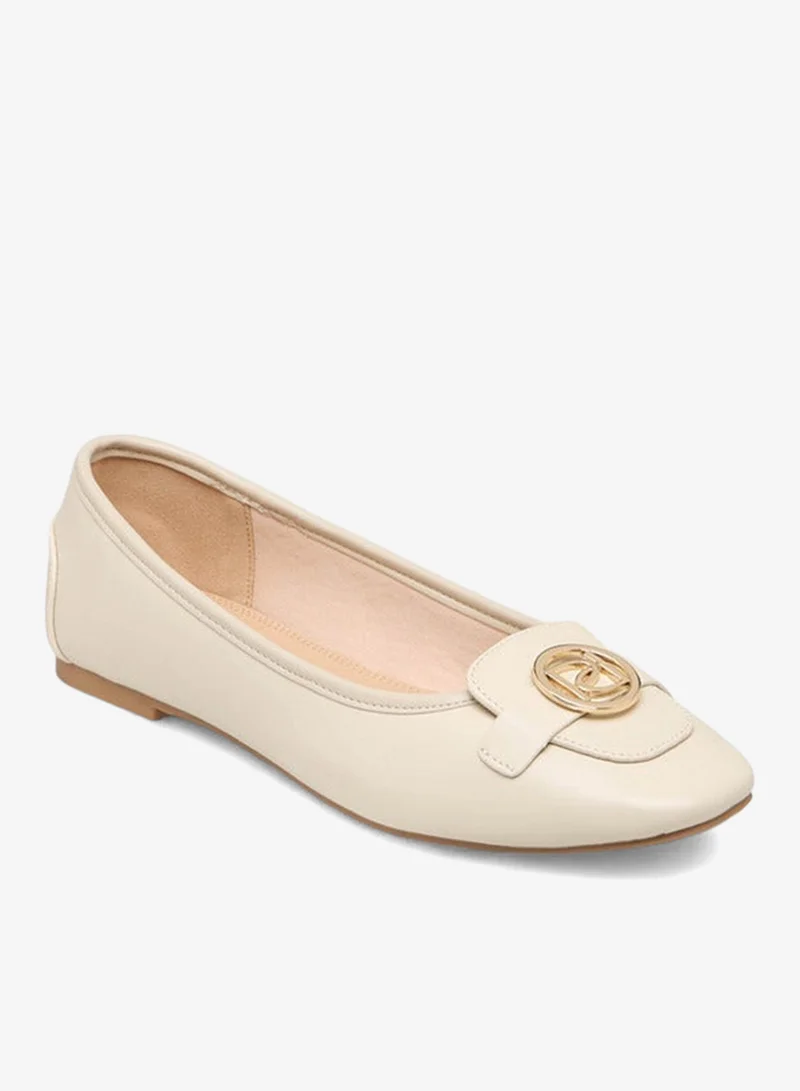 بابريكا حذاء باليرينا سهل الارتداء بزخرفة شعار