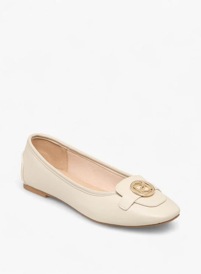 بابريكا حذاء باليرينا سهل الارتداء بزخرفة شعار