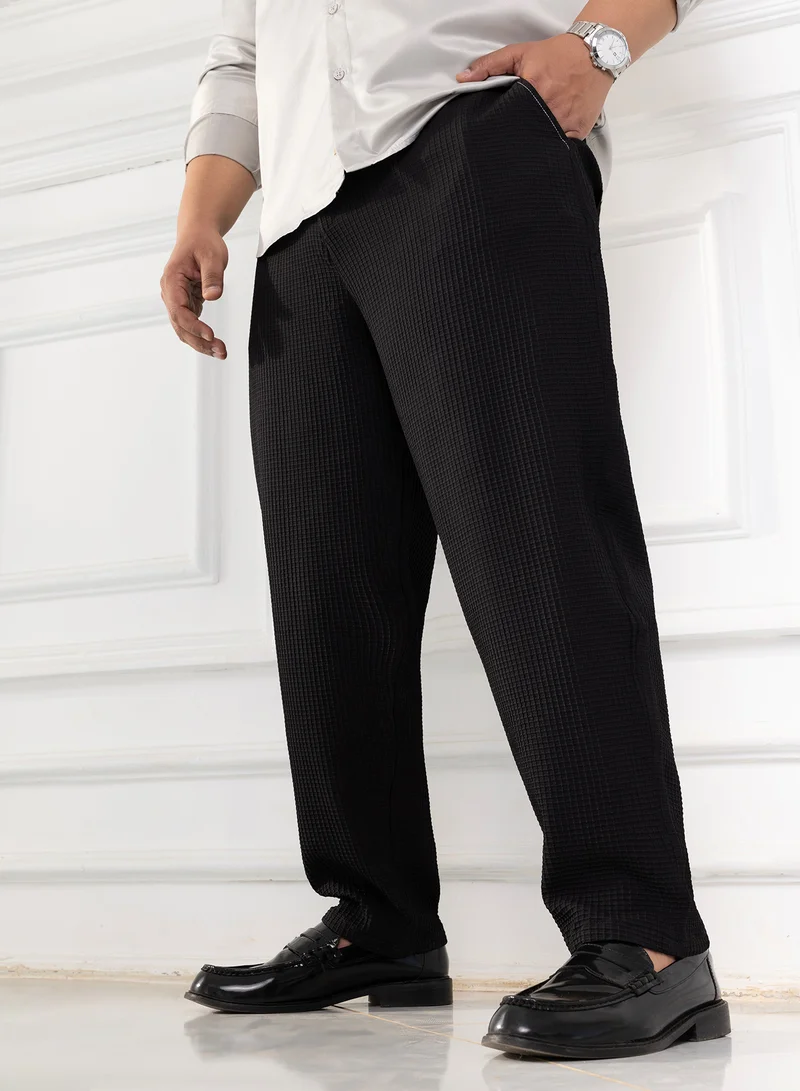 انستافاب بلس بنطلون رجالي مقاس كبير من إنستافاب بلس بلون أسود أونيكس بنقشة مربعات جرافيك مضلعة للملابس الكاجوال بخصر متوسط وقصة عادية وإغلاق بخطاف وسحاب مصنوع بلمسة مريحة للارتداء اليومي