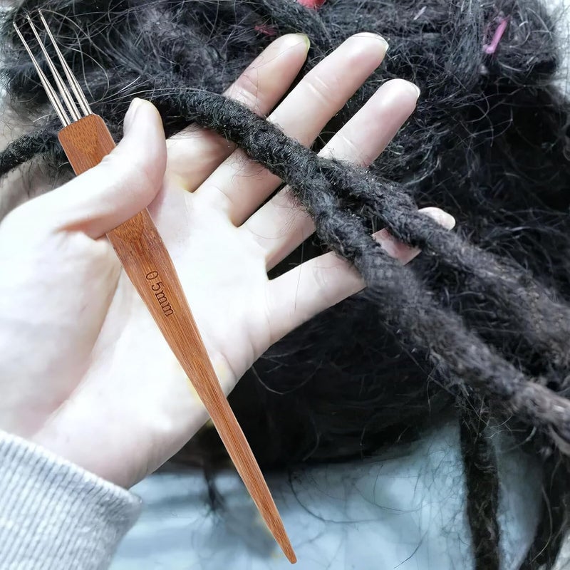 مواد طبيعية معالجة إبرة كروشيه الشعر LALAFINA بمقبض خشبي 0.5 مم خطاف ثلاثي خطاف كروشيه الضفائر لأداة تصفيف الضفائر والشعر للاستخدام في الصالون والمنزل ألوان طبيعية عصرية - Image 2