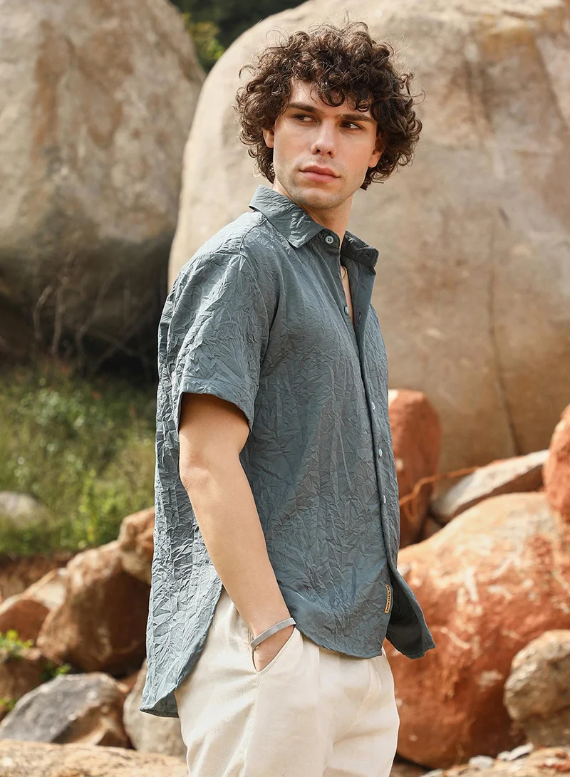 Campus Sutra Campus Sutra Men's Ash Grey Crumple-Tactile Shirt For Casual Wear | Spread Collar | Short Regular Sleeves | Button Closure | Shirt Crafted With Comfort Fit For Everyday Wear