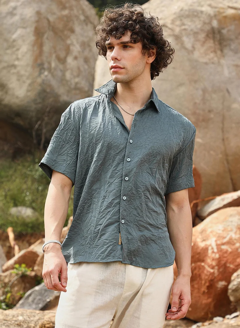 Campus Sutra Campus Sutra Men's Ash Grey Crumple-Tactile Shirt For Casual Wear | Spread Collar | Short Regular Sleeves | Button Closure | Shirt Crafted With Comfort Fit For Everyday Wear