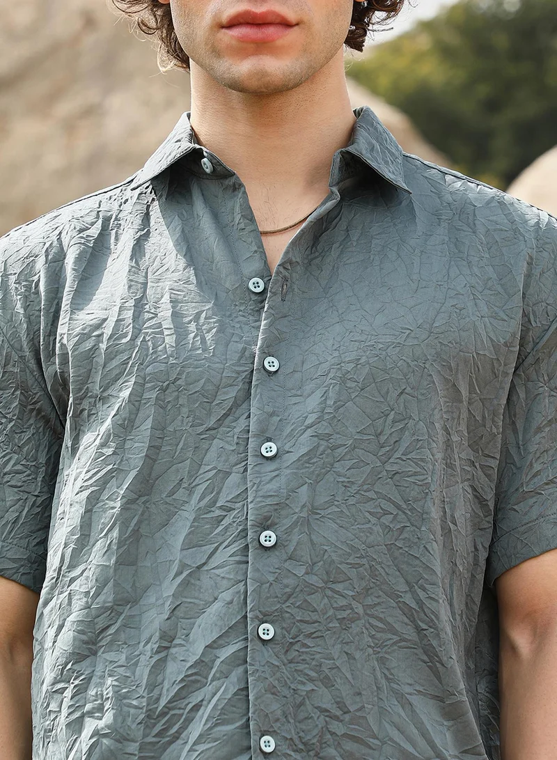 Campus Sutra Campus Sutra Men's Ash Grey Crumple-Tactile Shirt For Casual Wear | Spread Collar | Short Regular Sleeves | Button Closure | Shirt Crafted With Comfort Fit For Everyday Wear