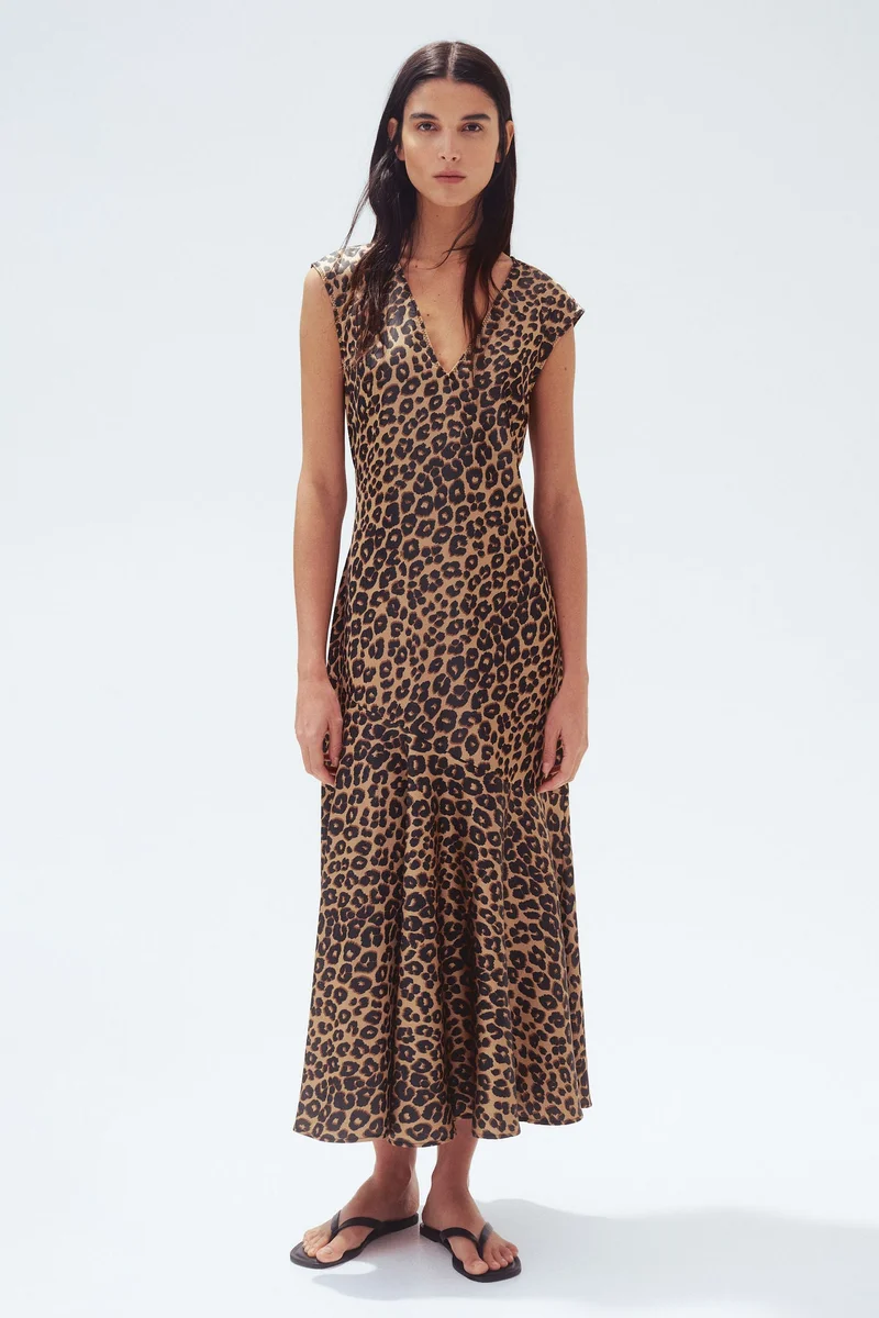 اتش اند ام فستان ساتان بياقة على شكل حرف