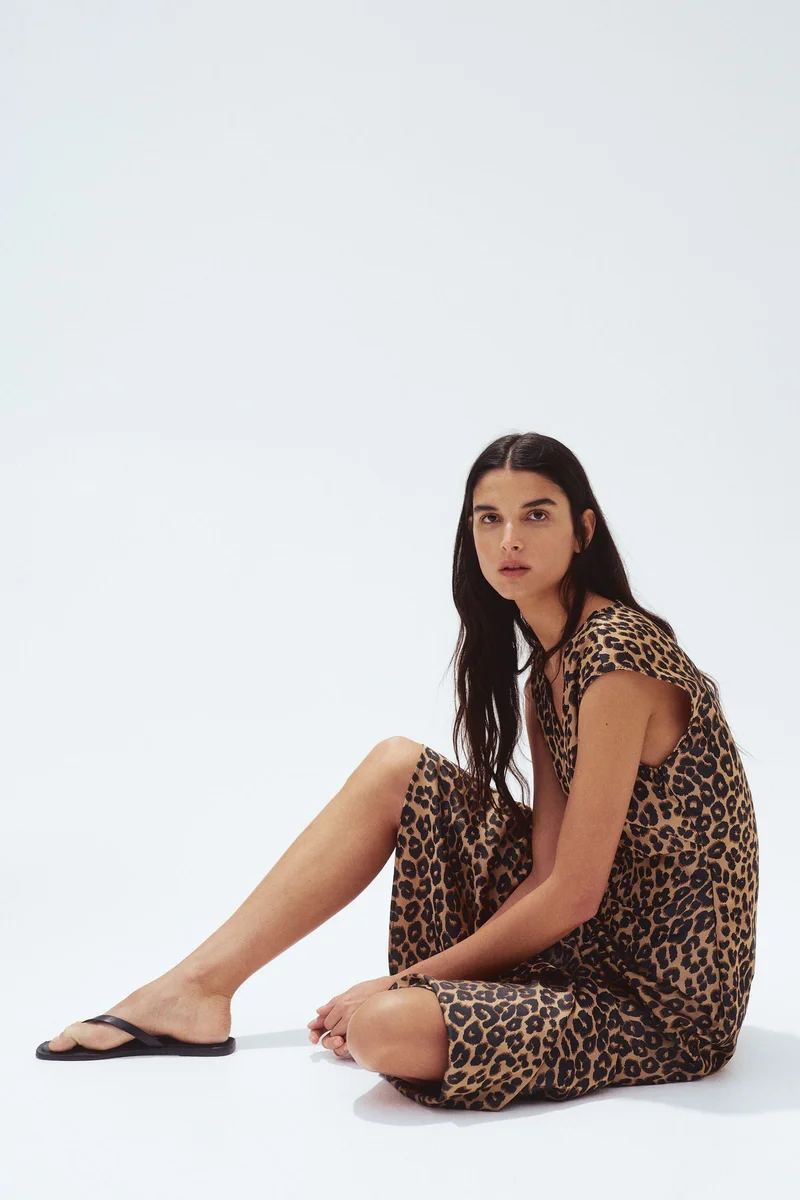 اتش اند ام فستان ساتان بياقة على شكل حرف