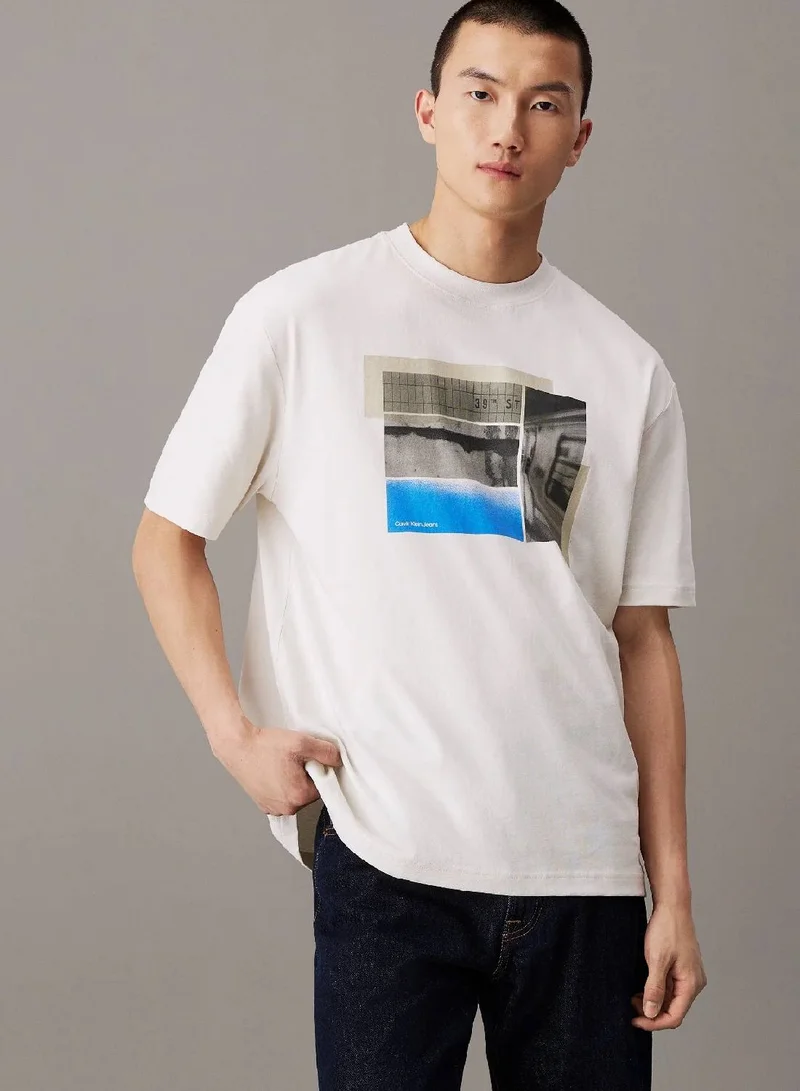 كالفن كلاين جينز تيشرت مريح مزين بطبعة صورة