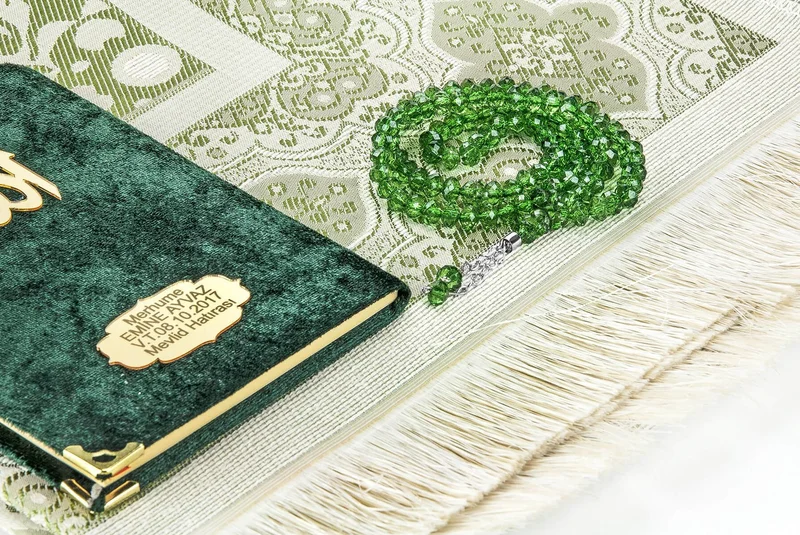 ايهفان Ikhvan 10 Pieces Velvet Covered Bag Size Book of Yasin with Taffeta Prayer Mat Special Box with Name of Allah Plate with Prayer Beads Green 1217