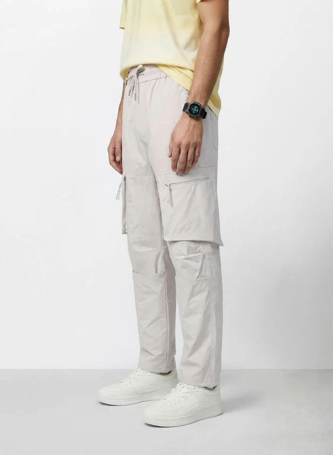 ذا انديان كراج كو Men Relaxed Fit Solid Zipper Pocket Mid-Rise Cargos