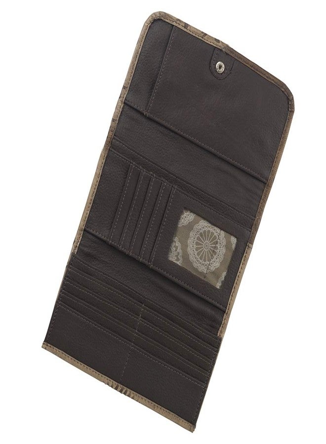 أميركان ويست محفظة نسائية ثلاثية الطي مصنوعة يدوياً من الجلد الطبيعي 100% من أمريكان ويست | فتحات لبطاقات الائتمان وجيب للنقود وحامل شفاف لبطاقة الهوية | تصميم غربي (رملي) - Image 3