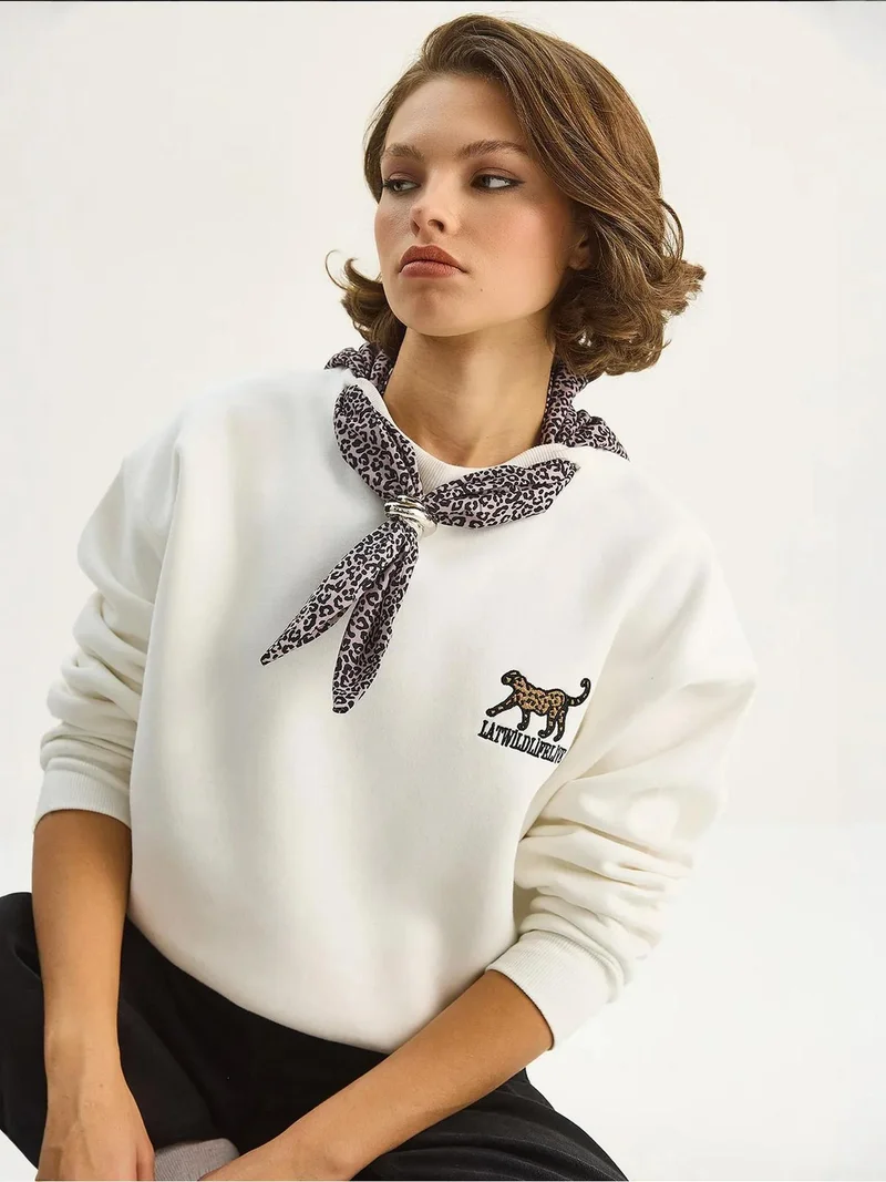Bianco Lucci White LUCCI Crew Neck Sweatshirt with Print Accessory for Women | Best Price UAE