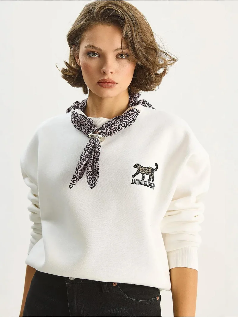 Bianco Lucci White LUCCI Crew Neck Sweatshirt with Print Accessory for Women | Best Price UAE
