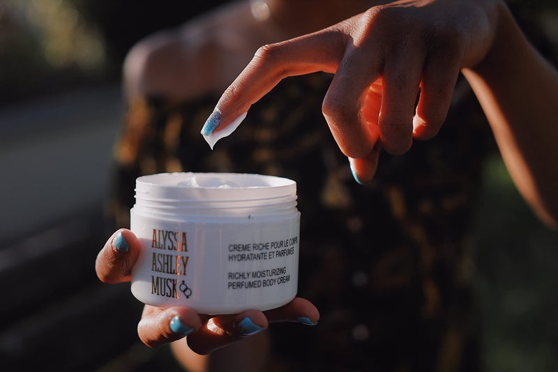 ALYSSA ASHLEY كريم الجسم المرطب الفائق من أليسا آشلي بمسك للنساء، 8.5 أونصة (70253) - Image 4