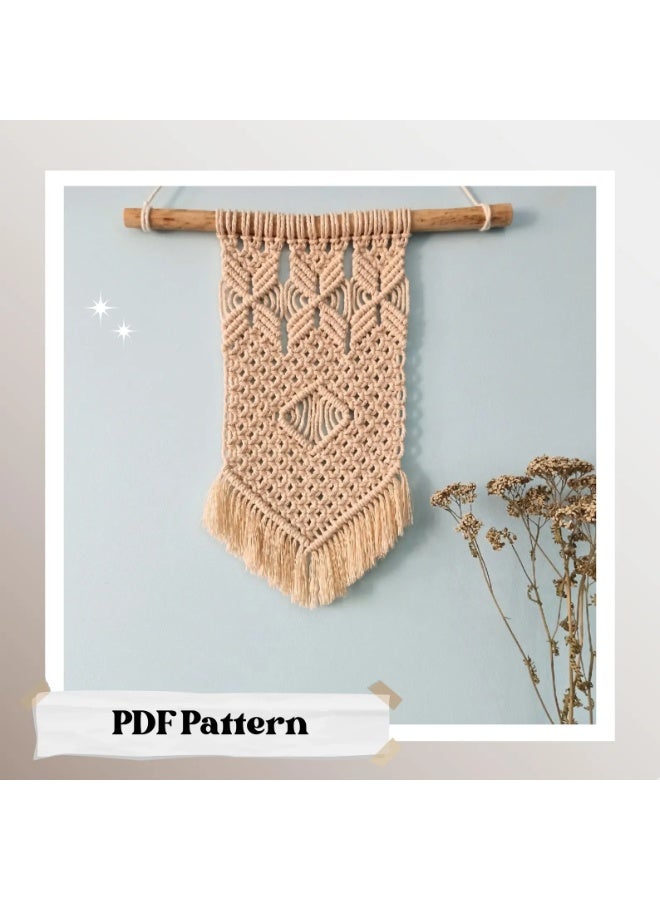 انتيكيانو قطعة فنية مصنوعة يدويًا من خيوط قطنية عالية الجودة، تتميز بتصميم بوهيمي راقٍ وعُقد متقنة تضيف لمسة من الدفء والأناقة لأي جدار. مثالية لتزيين غرف المعيشة أو النوم، وتضفي أجواءً طبيعية وهادئة على المساحة. - Image 1