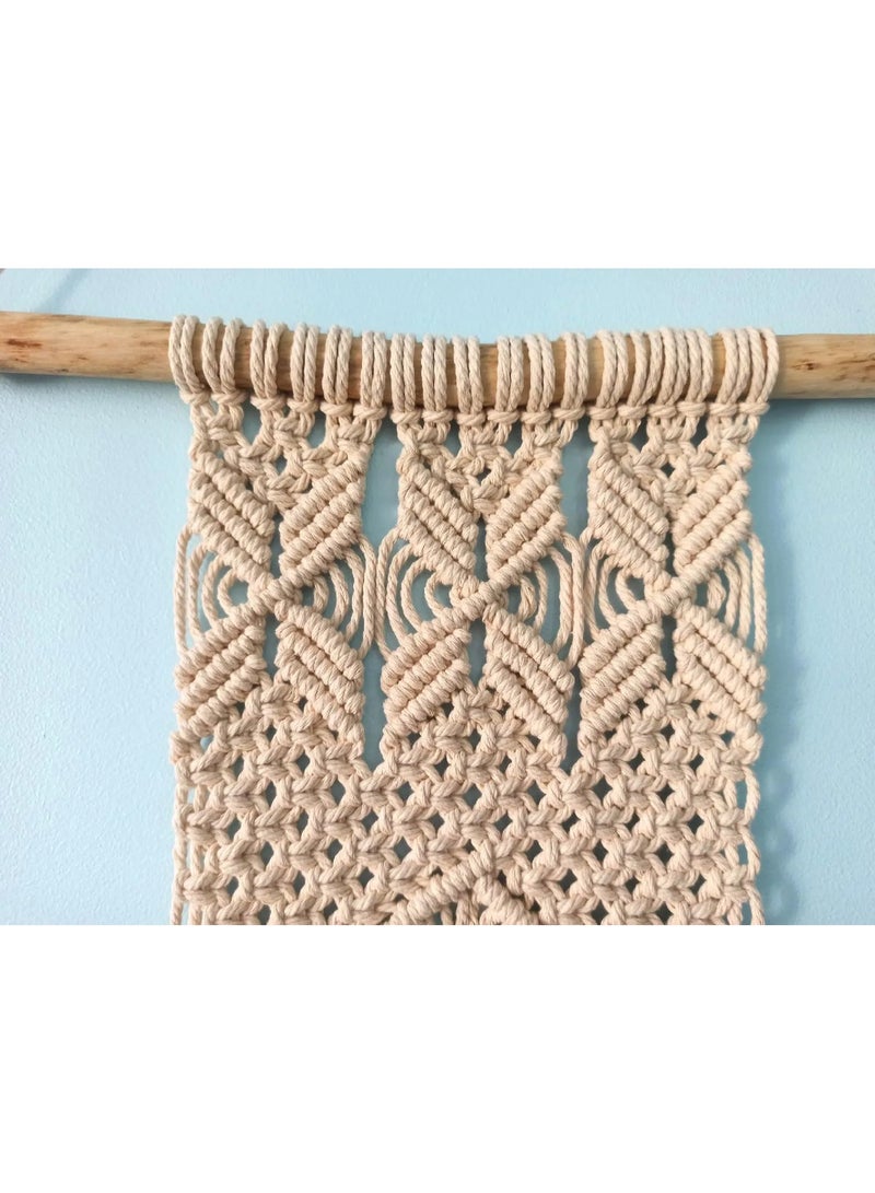 انتيكيانو قطعة فنية مصنوعة يدويًا من خيوط قطنية عالية الجودة، تتميز بتصميم بوهيمي راقٍ وعُقد متقنة تضيف لمسة من الدفء والأناقة لأي جدار. مثالية لتزيين غرف المعيشة أو النوم، وتضفي أجواءً طبيعية وهادئة على المساحة. - Image 2