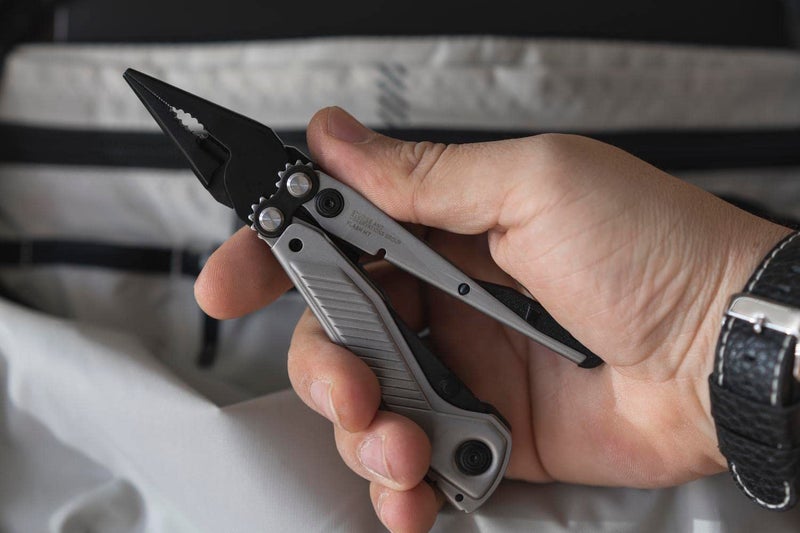SOG أداة متعددة الاستخدامات SOG Everyday Daily Solution EDC CRYO D2 Steel بحجم جيب مدمج، 7 أدوات، هيكل من الفولاذ المقاوم للصدأ، فضي وأسود - Image 3