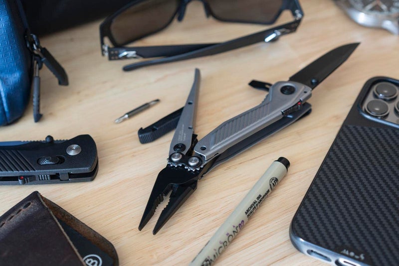 SOG أداة متعددة الاستخدامات SOG Everyday Daily Solution EDC CRYO D2 Steel بحجم جيب مدمج، 7 أدوات، هيكل من الفولاذ المقاوم للصدأ، فضي وأسود - Image 4