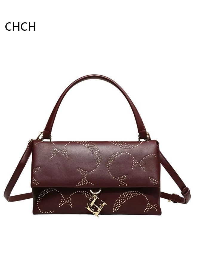 حقيبة يد مزينة بحروف موضوعة على الكتف