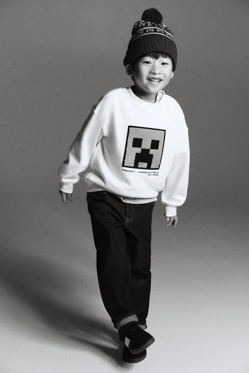 اتش اند ام سويت شيرت فضفاضة ذات طبعة