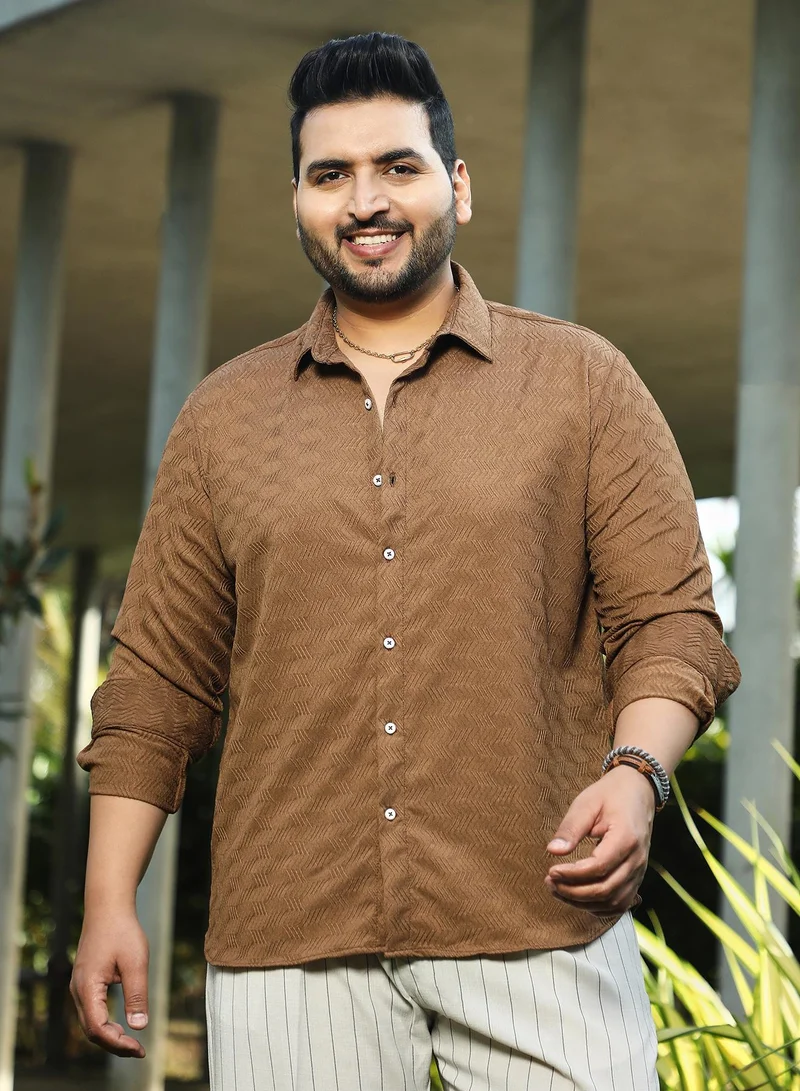 انستافاب بلس قميص رجالي مقاس كبير بنقشة شيفرون ملموسة بلون بني تان