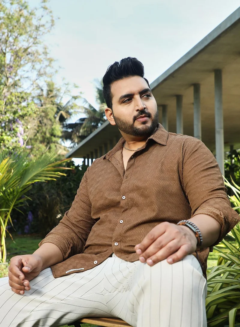 انستافاب بلس قميص رجالي مقاس كبير بنقشة شيفرون ملموسة بلون بني تان