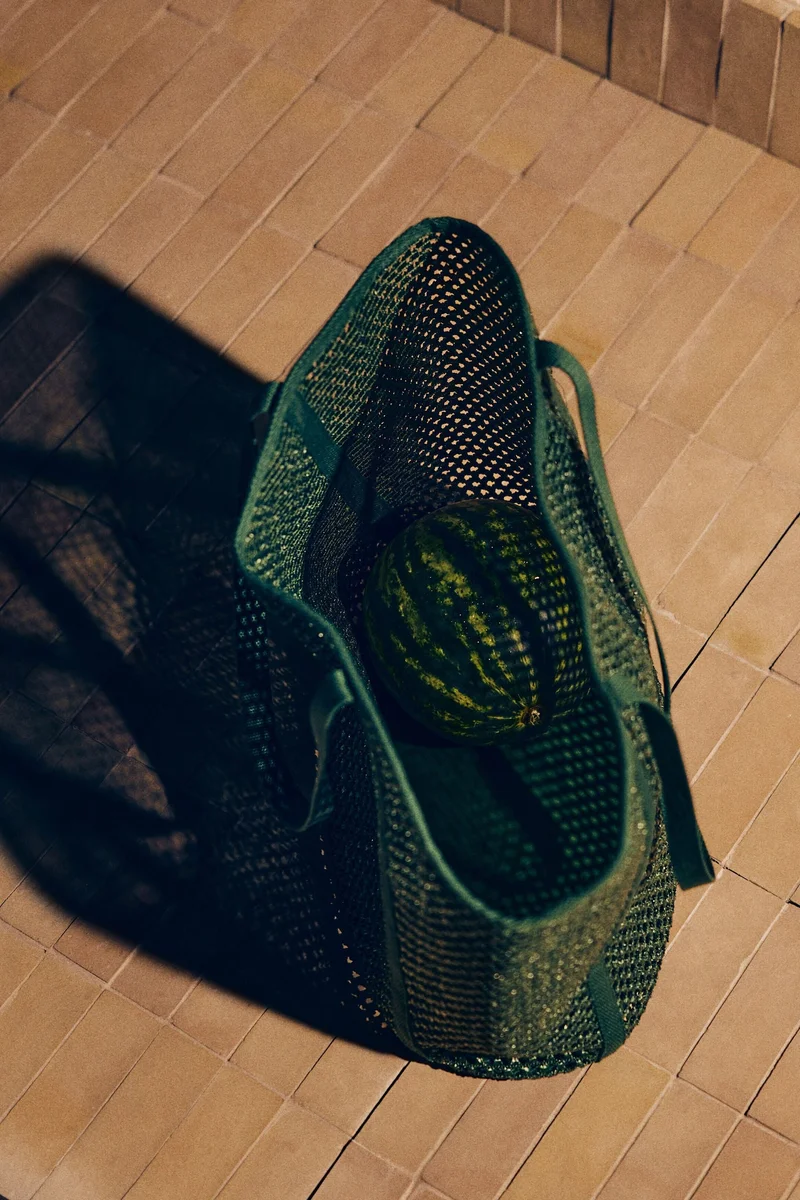 اتش اند ام حقيبة للشاطئ من نسيج شبكي