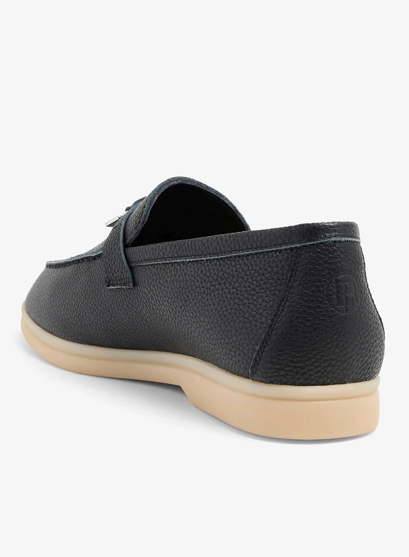 لوريان أديبة