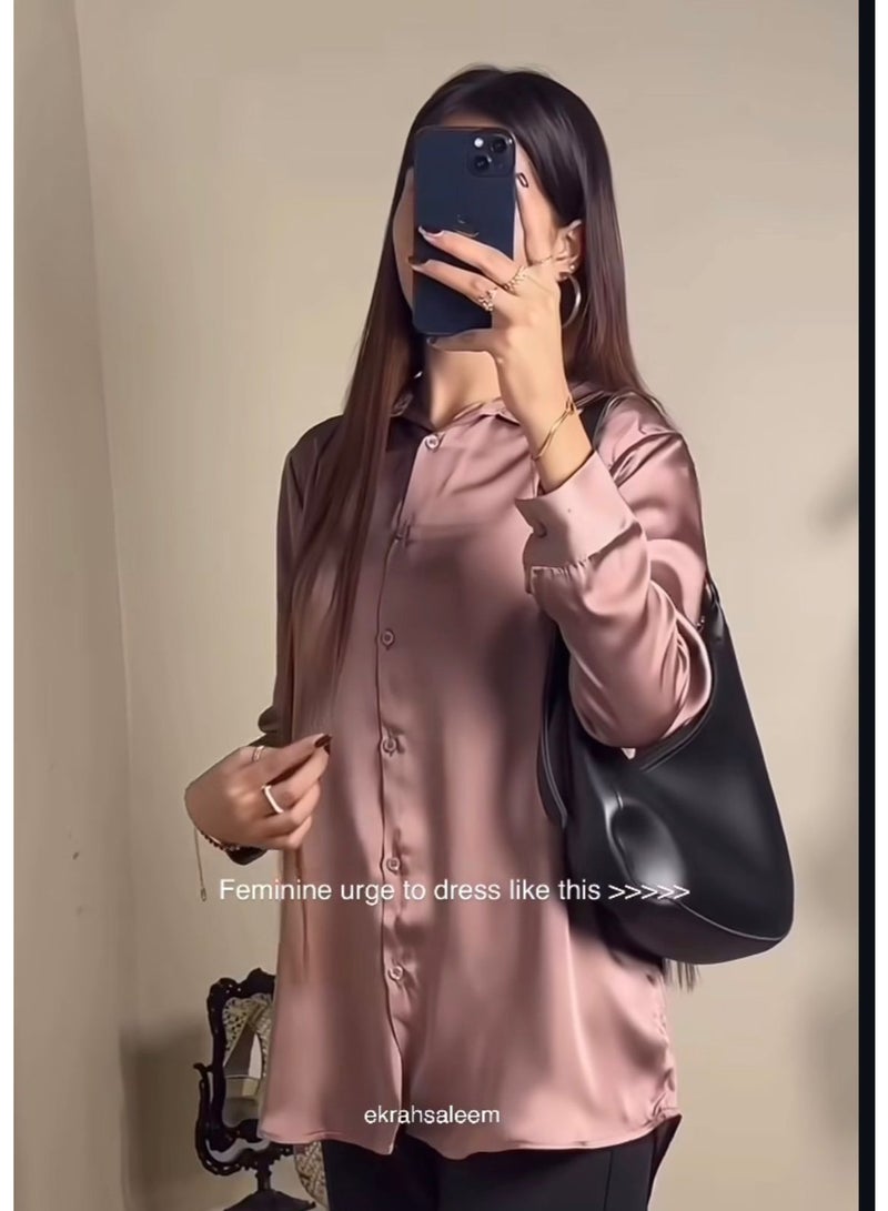قميص ساتان فاخر وردي فاتح بأزرار للنساء - مقاس كبير - Image 5