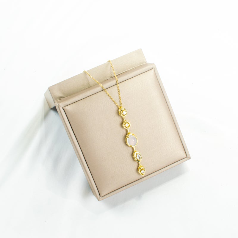 سلسلة أستانليس ستيل ذهبي مع دلاية مرصعة بفصوص الزيركون البيضاء - Image 2