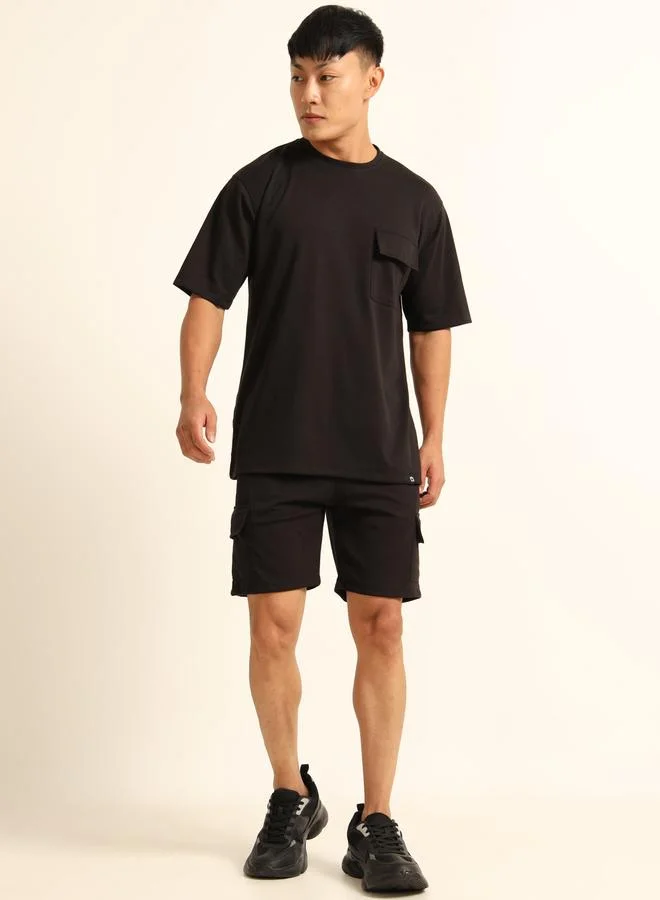 بوشيرت مجموعة من شورت وتيشيرت بقصة واسعة وأكتاف منخفضة