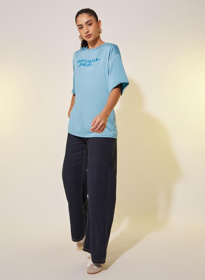 تيشيرت بطباعة شعار ستايلي بياقة دائرية وقصة عادية