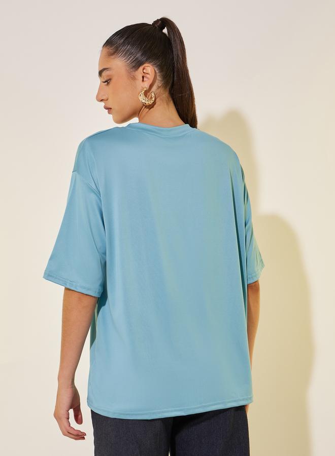 تيشيرت بطباعة شعار ستايلي بياقة دائرية وقصة عادية