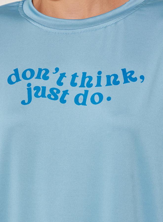 تيشيرت بطباعة شعار ستايلي بياقة دائرية وقصة عادية