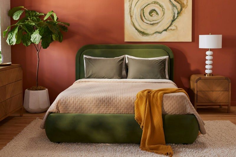 الزخارف للمفروشات سرير لوسي العصري بتنجيد مخملي فاخر مع لوح رأس مبطن بحواف دائرية، قماش مخمل ناعم، سرير منخفض فاخر لغرفة النوم – لون أخضر زيتوني، مقاس كينغ 180 × 200 سم - Image 1