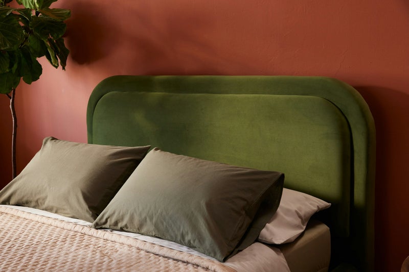 الزخارف للمفروشات سرير لوسي العصري بتنجيد مخملي فاخر مع لوح رأس مبطن بحواف دائرية، قماش مخمل ناعم، سرير منخفض فاخر لغرفة النوم – لون أخضر زيتوني، مقاس كينغ 180 × 200 سم - Image 2