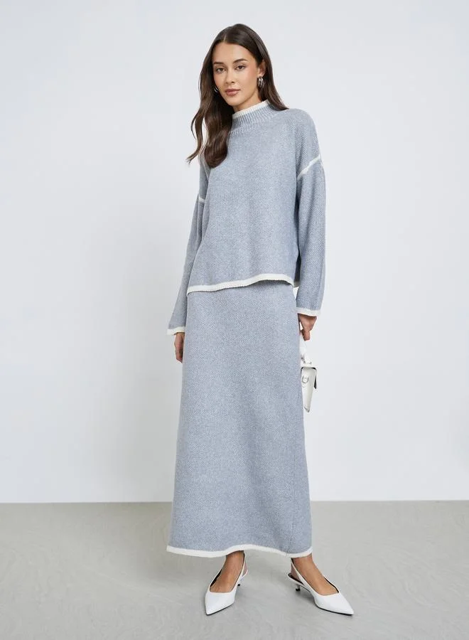 ستايلي سويتر بقصة عادية مع تفاصيل مُتباينة