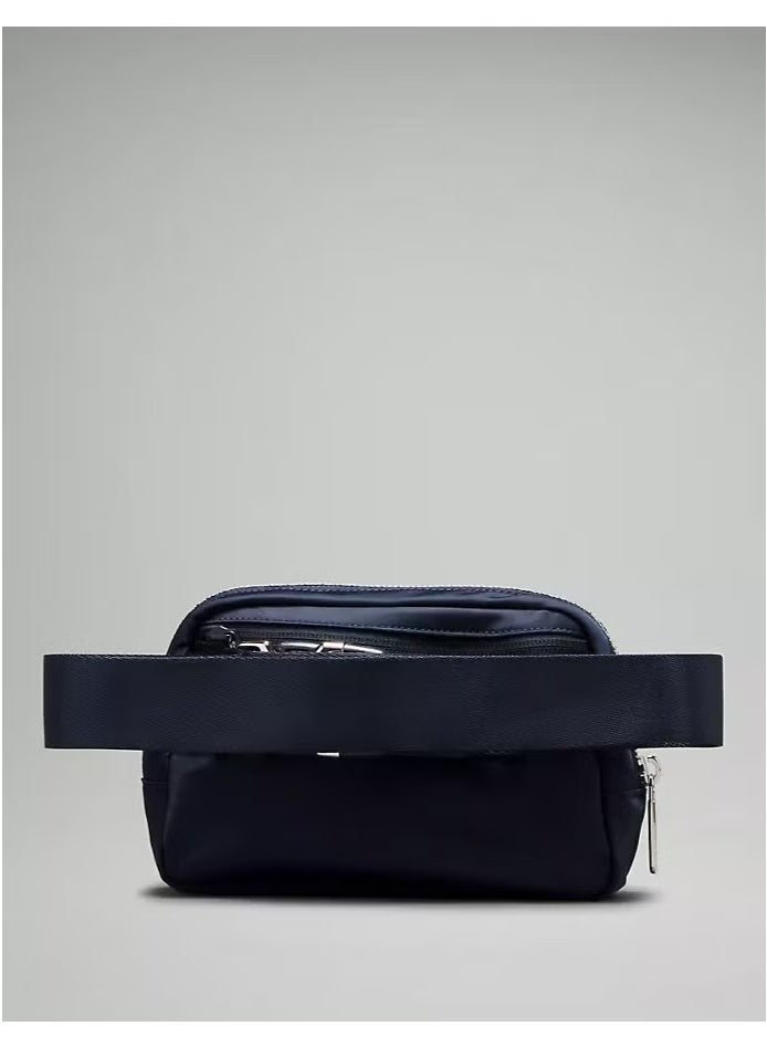 حقيبة الخصر "إيفريوير" باللون أزرق كحلي، مدمجة ومريحة، مزودة بأماكن تخزين بسحابات، جيب خارجي سهل الوصول، وجيب داخلي لتخزين الأساسيات للتنقل