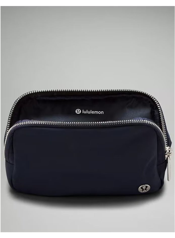 حقيبة الخصر "إيفريوير" باللون أزرق كحلي، مدمجة ومريحة، مزودة بأماكن تخزين بسحابات، جيب خارجي سهل الوصول، وجيب داخلي لتخزين الأساسيات للتنقل