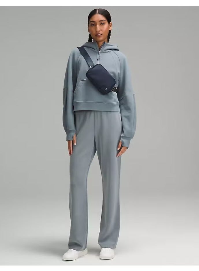 حقيبة الخصر "إيفريوير" باللون أزرق كحلي، مدمجة ومريحة، مزودة بأماكن تخزين بسحابات، جيب خارجي سهل الوصول، وجيب داخلي لتخزين الأساسيات للتنقل