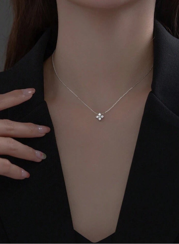 925 ستيرلنغ سيلفر تشارمز سلسال بقلادة فاخرة ناعمة مصنوعة من الفضة الإسترلينية عيار 925 بجودة عالية ودقة شديدة مزينة بكريستال طبيعي من حجر الزيركون لتعطي مظهرا رائعا للأميرة التي تستحقها - Image 2