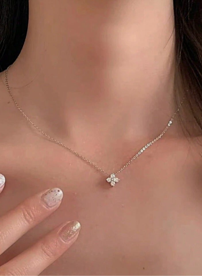 925 ستيرلنغ سيلفر تشارمز سلسال بقلادة فاخرة ناعمة مصنوعة من الفضة الإسترلينية عيار 925 بجودة عالية ودقة شديدة مزينة بكريستال طبيعي من حجر الزيركون لتعطي مظهرا رائعا للأميرة التي تستحقها - Image 1