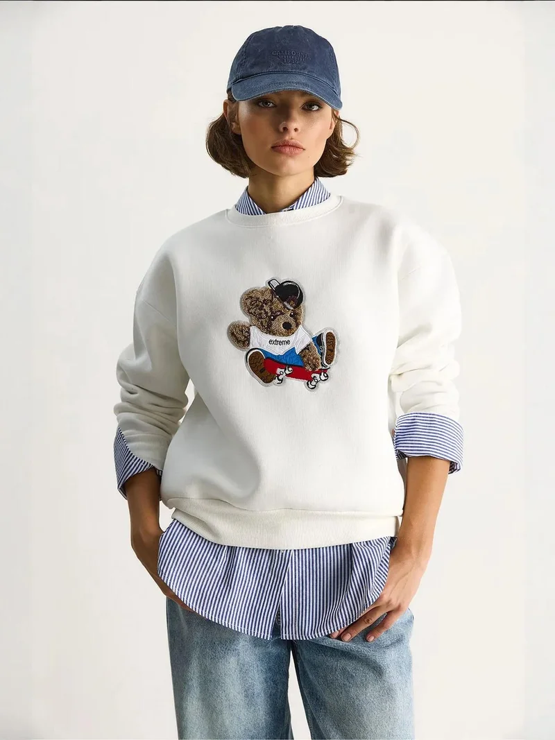Bianco Lucci LUCCI Embroidered Crew Neck Long Sleeve Sweatshirt
