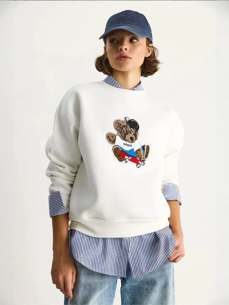 Bianco Lucci LUCCI Embroidered Crew Neck Long Sleeve Sweatshirt