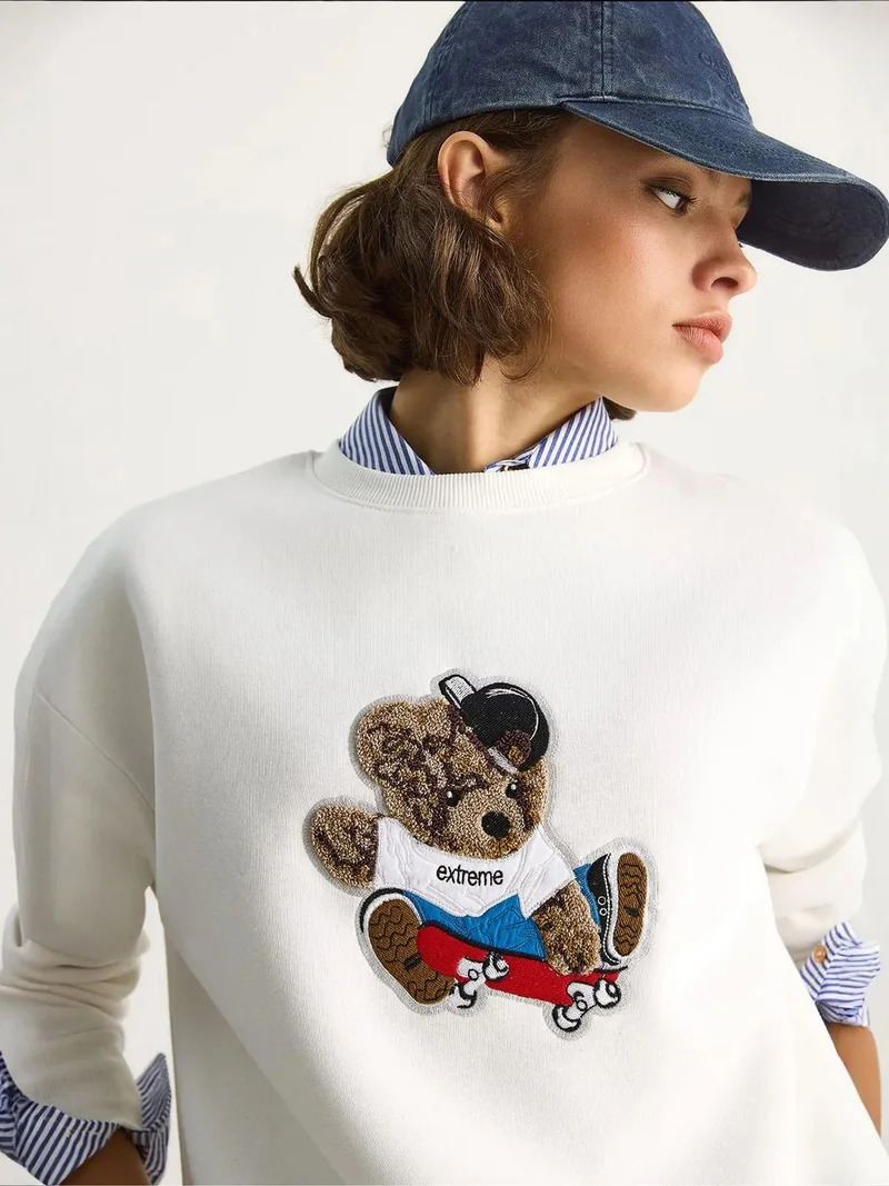 Bianco Lucci LUCCI Embroidered Crew Neck Long Sleeve Sweatshirt