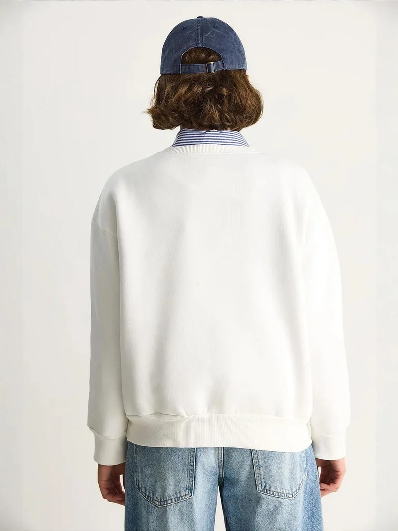 Bianco Lucci LUCCI Embroidered Crew Neck Long Sleeve Sweatshirt