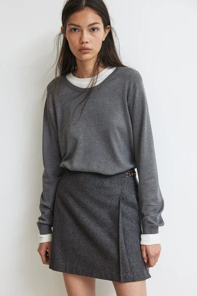 اتش اند ام تنورة قصيرة بتفاصيل معدنية