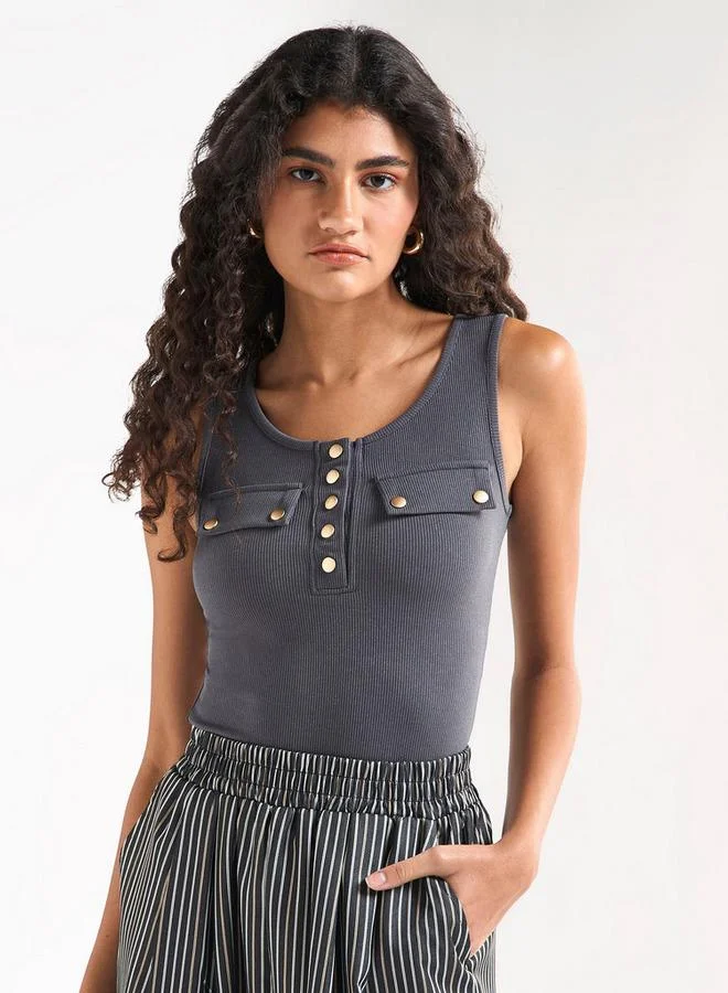 سبلاش فيڤ بلوزة بدون أكمام مضلّعة بياقة مستديرة وتفاصيل طيّة