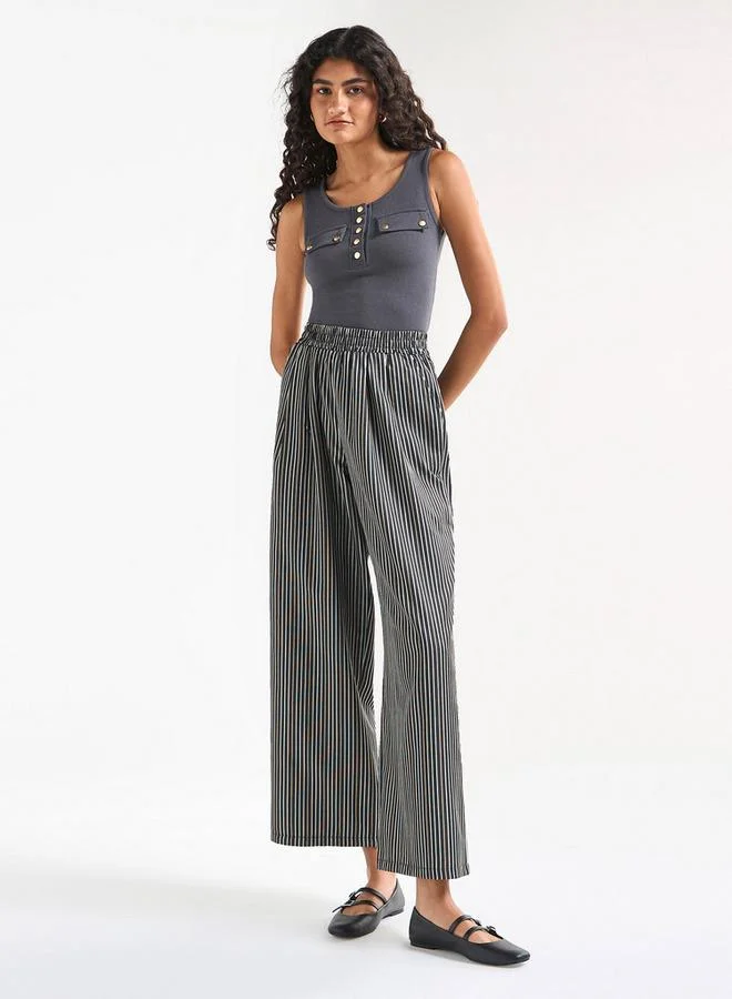 سبلاش فيڤ بلوزة بدون أكمام مضلّعة بياقة مستديرة وتفاصيل طيّة